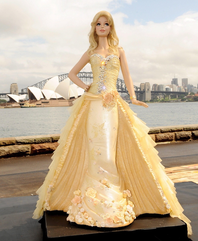 Una muñeca barbie en tamaño real fue colocada el Puente del Puerto de Sydney para celebrar el 50 de la muñeca. Barbie nunca pasa de fotos en El Siglo
