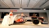 Los pilotos de la escudería de Fórmula Uno McLaren Mercedes, los ingleses Jenson Button y Lewis Hamilton, develaron en Londres el nuevo monoplaza para la próxima temporada.