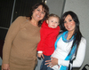 01022012 MIRIAM  Vielma, Gloria Rodríguez y la pequeña Camila.