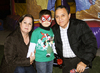 01022012 DANY  de Anda acompañado en su fiesta de cuatro años de edad por sus abuelos Patricia y Jorge de Anda.