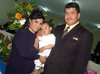 03022012 ROSY  Galindo y Enrique González con su pequeño Carol.