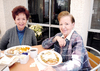 03022012 NORMA LETICIA  y María del Carmen, fueron captadas al momento de disfrutar de un suculento desayuno.