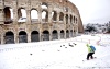 Jóvenes salieron a practicar snowboard junto al Coliseo de Roma.