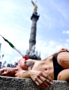 La mayoría de los participantes en la protesta se hicieron presentes en el céntrico Paseo de la Reforma semidesnudos y con manchas rojas en su cuerpo simulando sangre.