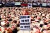La mayoría de los participantes en la protesta se hicieron presentes en el céntrico Paseo de la Reforma semidesnudos y con manchas rojas en su cuerpo simulando sangre.