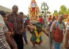 Un feligrés hinduista malasio tira de un carro con unos ganchos clavados en su espalda.