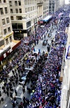 El “baño” de confeti se inició en Battery Place en el Bajo Manhattan para culminar en el Parque de la Alcaldía, donde el mandatario local entregó las llaves de la ciudad al equipo dirigido por el coach Tom Coughlin.