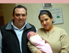 04022012 PAULA MARíA  González Pérez con sus felices papás Felipe y Gloria.