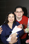 04022012 ROMINA  en brazos de sus orgullosos papás Pía y Ademir Álvarez.