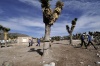Habitantes caminan sobre terreno árido, producto de la sequía en el municipio de Puerto Grande, estado de Nuevo León (México).