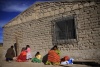 rarámuris de la comunidad de Huisarorare en la sierra tarahumara, del norteño estado de Chihuahua (México), se calientan al sol a las afueras de una de sus viviendas de estas zonas áridas del país.