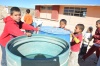 Niños observan hoy la poca agua existente en los campos áridos del municipio de Santa Clara (México), donde han muerto unas cuatro mil reses a causa de la falta de agua y alimento por las intensas sequías.