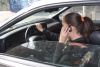 Hablar por celular mientras se maneja distrae la atención del conductor.