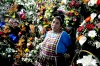 En Guatemala, comerciantes ofrecen una gran variedad de arreglos florales.
