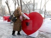 Rusos depositaron mensajes de San Valentín en un buzón en forma de corazón, dirigido al primer ministro Vladimir Putin y situado frente a la sede del gobierno en Moscú.