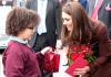 Catalina Middleton, recibío de un niño de ocho años una bolsa y un ramo de rosas rojas por el Día de San Valentín.