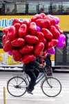 Comerciantes recorren en bici las calles de China en el Día de San Valentín.