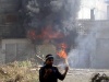 Manifestantes yemeníes gritan consignas durante una protesta de apoyo a la oposición siria.
