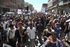Manifestantes yemeníes gritan consignas durante una protesta de apoyo a la oposición siria.
