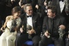 El actor Lluís Homar saluda tras recibir el Goya a la mejor interpretación masculina de reparto por su papel de androide en la futurista 'Eva', de Kike Maíllo.