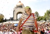 Veintidós mil personas, muchas de ellas caracterizadas como los personajes de la vecindad de El Chavo, El Chapulín Colorado, Los Caquitos y Los Loquitos, llegaron para bailar el tema La Vecindad del Chavo.