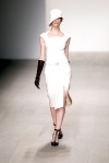 Diseños elegantes destacaron en la pasarela de Marios Schwab durante la Semana de la Moda en Londres.