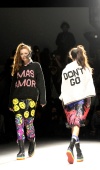 Modelos desfilaron las nuevas creaciones de la firma Ashish durante la Semana de la Moda de Londres.