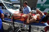 Una persona herida es trasladada en camilla para recibir atención médica.