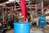 La fábrica tiene capacidad para elaborar hasta tres mil lábaros patrios al año.