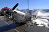 Los primeros reportes de las autoridades indican que la avioneta se enredó con cables de alta tensión para luego estrellarse en el pavimento.