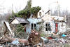 Decenas de casas quedaron destrozadas al paso de los tornados.