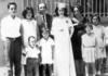 Gloria Soto Reyes el día de su graduación de la Escuela Comercial Torreón en junio de 1965. La acompañan sus padres, Enrique Soto Hernández (f) y Justina Reyes Moreno (f), sus hermanos Feliciano, Martha Beatriz (f), Elsa Elizabeth, María Luisa, Irma Susana y Juan Manuel Soto Reyes.