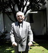 "Gabo", vestido con traje de cuadros, camisa negra y corbata gris, aceptó posar para algunas  fotografías dentro de la casona, ubicada en el sur de Ciudad de México, donde entre 1965 y 1966 escribió su obra cumbre, "Cien años de Soledad".