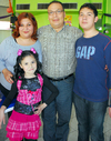 07032012 ANETTE  Gabriela cumplió ocho años y sus papás Gina y Emanuel, así como su hermano Jorge Emanuel, la festejaron.