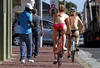 'Ciclistas Empelotados' fue convocado por las redes sociales y que animaba a los participantes a transitar desnudos por las calles .