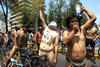 'Ciclistas Empelotados' fue convocado por las redes sociales y que animaba a los participantes a transitar desnudos por las calles .