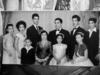 Fotografía del año de 1956, en la cedlebración de XXV años de matrimonio de doña Elisa
López Ramírez y don José Santana Carrizales Morín, quienes formaron la familia Carrizales
López. De pie: María del Refugio, Luz María, Guillermo, don Santana, Fernando y
Alejandro. Sentados: Miguel, doña Elisa, Graciela y Aurora.