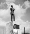 EVANGELINA Dorantes Martínez junto al monumento a Agustín Lara en Tlacotalpan, Veracruz, en el año de 1964.