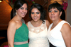 13032012 DALILA  Aguilar junto a las organizadoras de su despedida de soltera: su mamá Clementina y su futura suegra Guadalupe.
