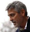 El actor George Clooney, con su padre, Nick Clooney, habla a los medios de comunicación después de salir del Departamento de Policía Metropolitana de Washington después de su detención frente a la embajada de Sudán 16 de marzo 2012 en Washington, DC.