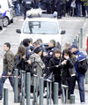 Familias lucen desconsoladas a las afuera de la escuela en Toulouse.