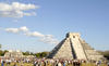 Turistas, en su mayoría nacionales, arribaron a la zona arqueológica desde muy temprano, sin embargo, pasando el mediodía se comenzó a notar un flujo más intenso de visitantes en la antigua ciudad maya.
