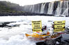En el marco de la celebración del Día Mundial del Agua, activistas de Greenpeace protestaron en la cascada "El Salto de Juanacatlán".