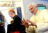 Benedicto XVI saludó a niños y adultos que esperaban su arribo en el aeropuerto.