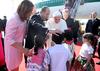 Benedicto XVI saludó a niños y adultos que esperaban su arribo en el aeropuerto.