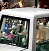 El Papa saludó a miles de personas que salieron a las calles de Guanajuato.