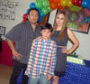 23032012 ROBERTO  García De la Cruz en su fiesta de cumpleaños al lado de su tío Roberto De la Cruz y su mamá Mayela De la Cruz.