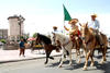 Los charros, las "adelitas" y las caracterizaciones de personajes emblemáticos concluyeron la cabalgata en la Plaza de Armas de Torreón.