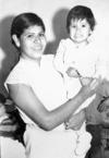 Hortensia Margarita Cordero de Fernández con su hija María Concepción Fernández Cordero, en el día de su segundo cumpleaños, en el año de 1972.