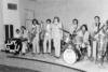 Banda Gurú durante una presentación en el año de 1974. En la guitarra,
Enrique Cruz; bajo, Mario Oreval; bateria, José Manuel Acate; voz, Roger Pérez; trompeta, Roberto Martínez; sax, Daniel Santos; y teclados, Isaías
Aguilar.